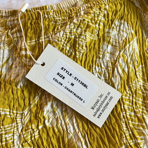 Sim & Sam Women’s Floral Top - Size Medium - NWT - Picture 5 of 5